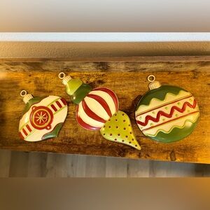 💥 NEW Holiday painted metal Ornament Wall Plaques - Green & Red